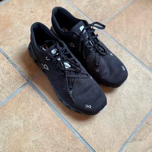 On cloud men’s shoe, worn once!